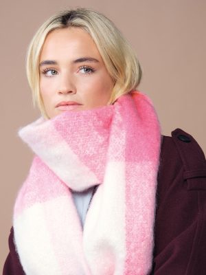 Fluffy check scarf